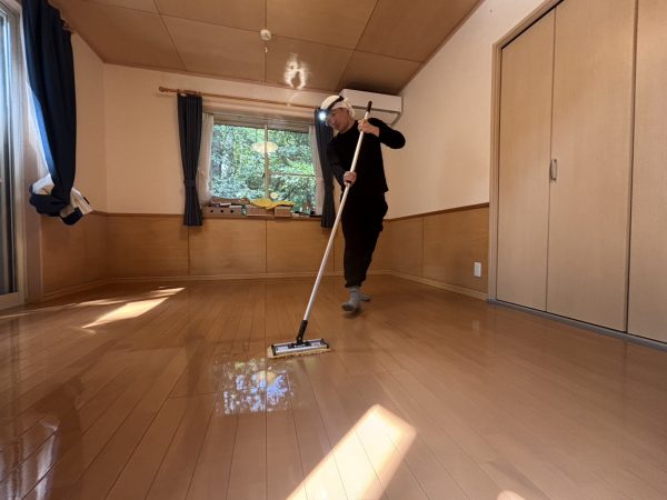 群馬県吾妻郡嬬恋村 フロアコーティング 施工中の様子