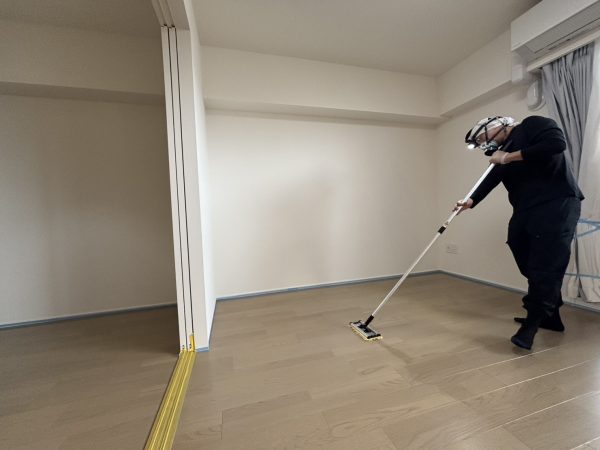 埼玉県ふじみ野市 フロアコーティング 施工中の様子
