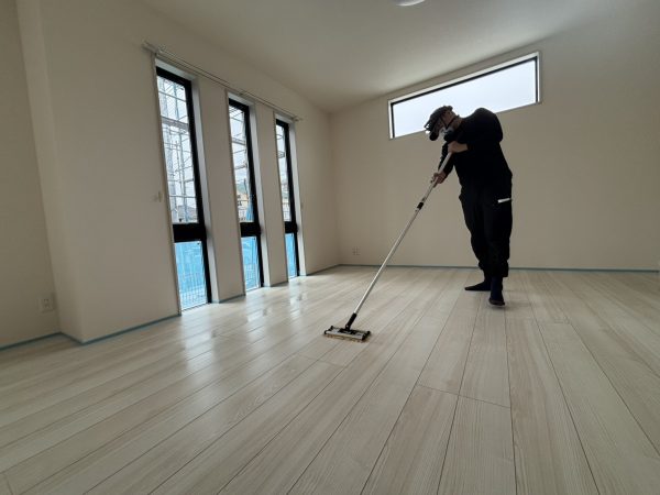 神奈川県横浜市戸塚区 フロアコーティング 施工中の様子