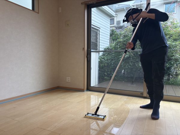 東京都西東京市 フロアコーティング 施工中の様子