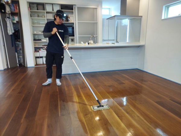神奈川県横浜市金沢区 フロアコーティング 施工中の様子