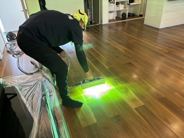 神奈川県横浜市金沢区 フロアコーティング 施工中の様子