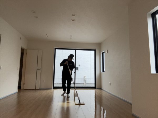 埼玉県朝霞市 フロアコーティング 施工中の様子