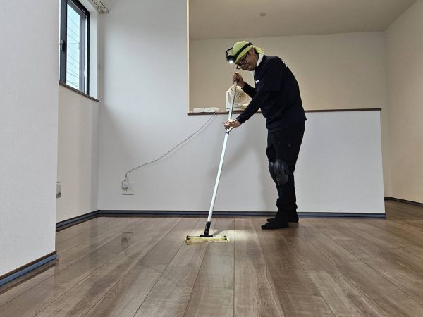 神奈川県横浜市旭区 フロアコーティング 施工中の様子