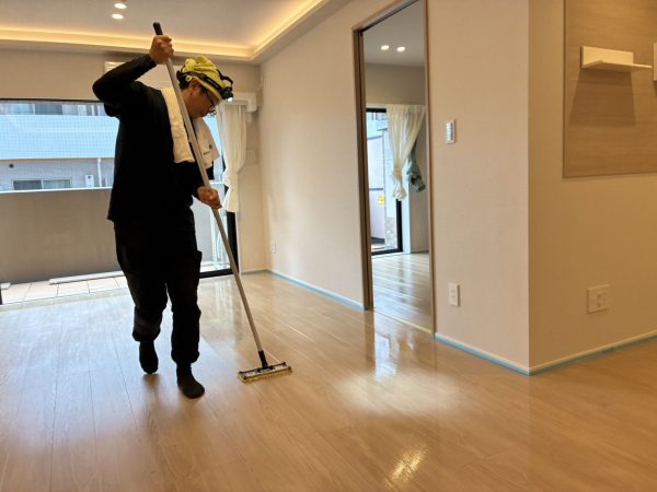 東京都江東区 フロアコーティング 施工中の様子