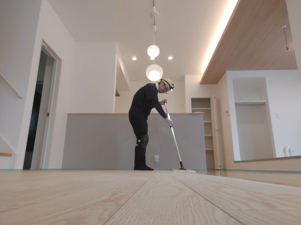 埼玉県草加市 フロアコーティング 施工中の様子