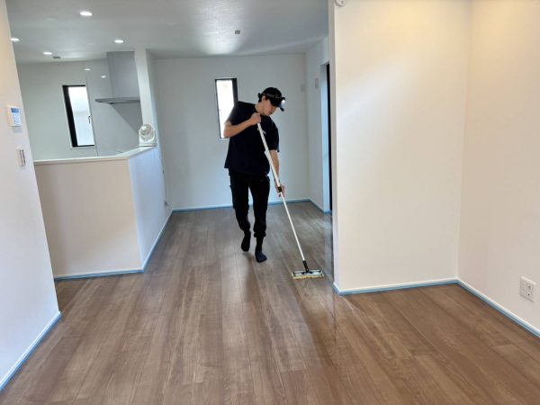 埼玉県上尾市フロアコーティング 施工中の様子