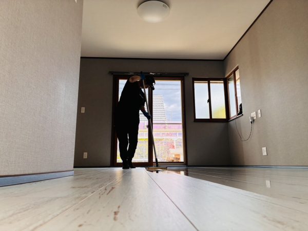 福島県福島市フロアコーティング 施工中の様子