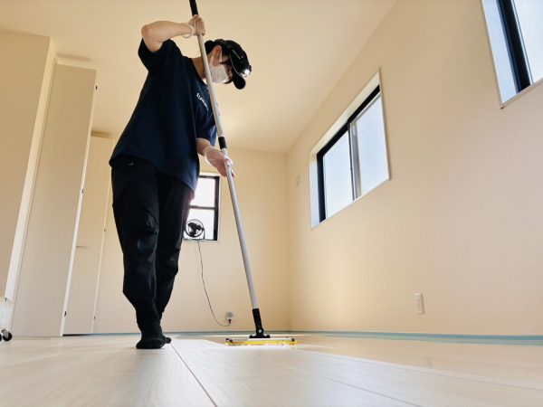 埼玉県加須市 フロアコーティング 施工中の様子