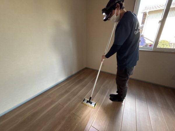 茨城県下妻市フロアコーティング 施工中の様子