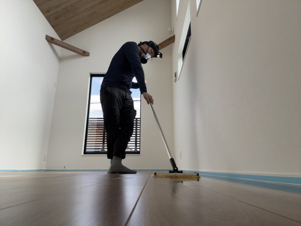 東京都小平市 フロアコーティング 施工中の様子