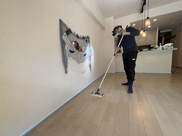 埼玉県越谷市 フロアコーティング 施工中の様子