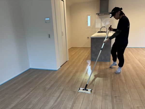 東京都大田区 フロアコーティング 施工中の様子