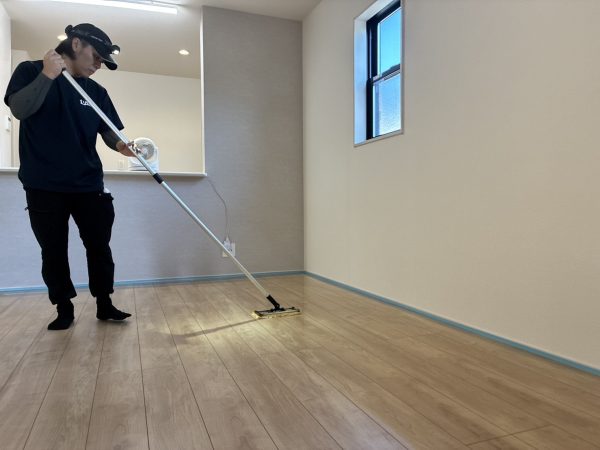 埼玉県さいたま市岩槻区 フロアコーティング 施工中の様子